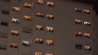 “Coellas, saíde dos tobos”, os gritos duns estudantes dun colexio maior ás rapazas do colexio de&nbsp;enfronte