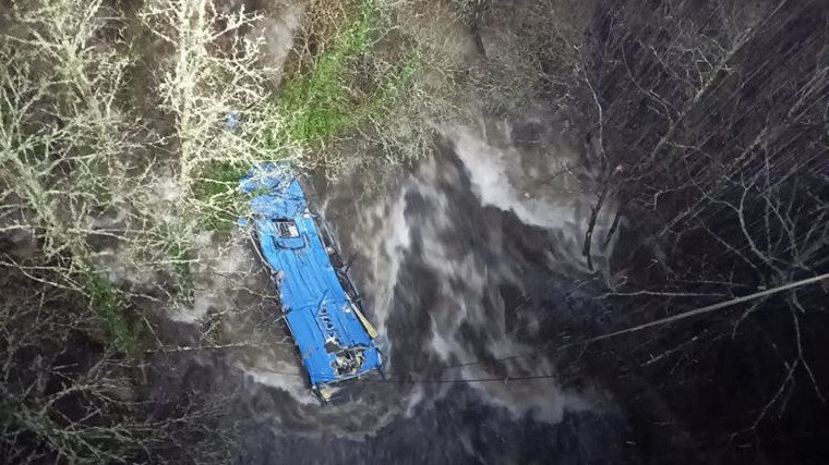 ÚLTIMA HORA: Alomenos 2 mortos e 3 desaparecidos ao caer un autobúas ao río Lérez en Cerdedo-Cotobade
