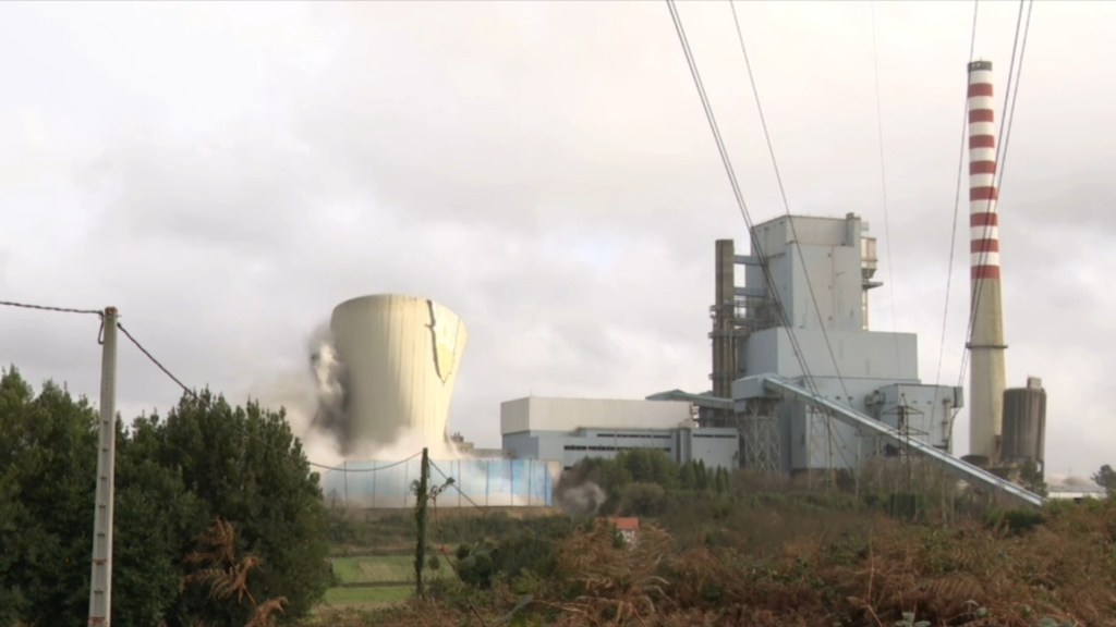 Tírase abaixo a cheminea de refrixeración da central térmica de Meirama poñendo fin a 40 anos de&nbsp;historia