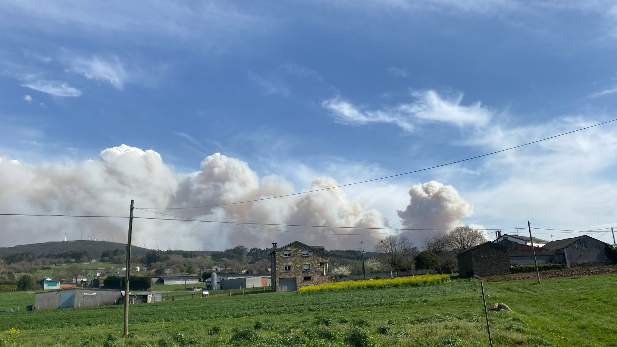 Desaloxadas varias aldeas de Baleira e da Fonsagrada pola proximidade do lume ás casas no que é o primeiro gran incendio forestal do ano en Galicia