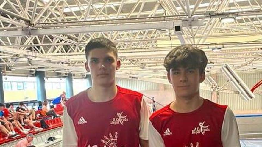 Alejandro Barcala acariña as&nbsp;medallas