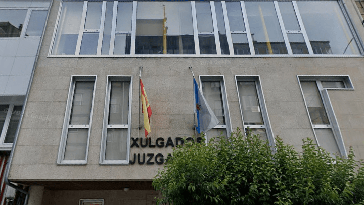 López Bueno incide na necesidade de planificar o futuro dos dous xulgados