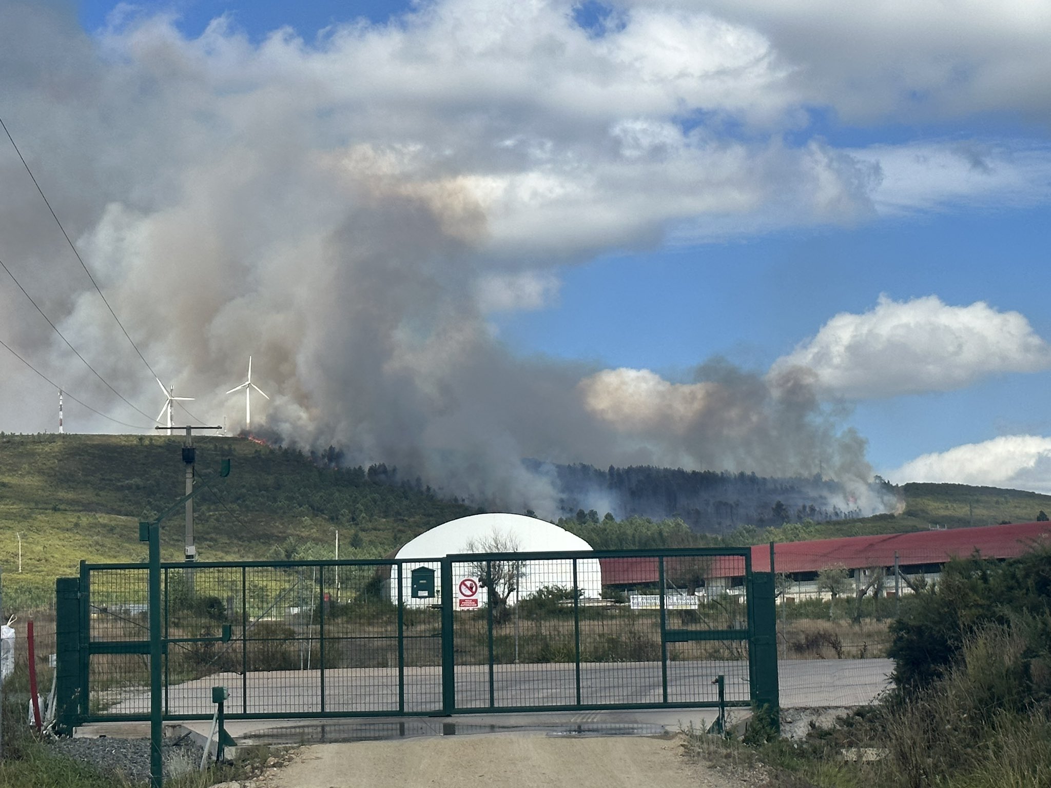 Estabilizado o incendio que comezou nunha fábrica e estendeuse polo monte en Castro de Rei