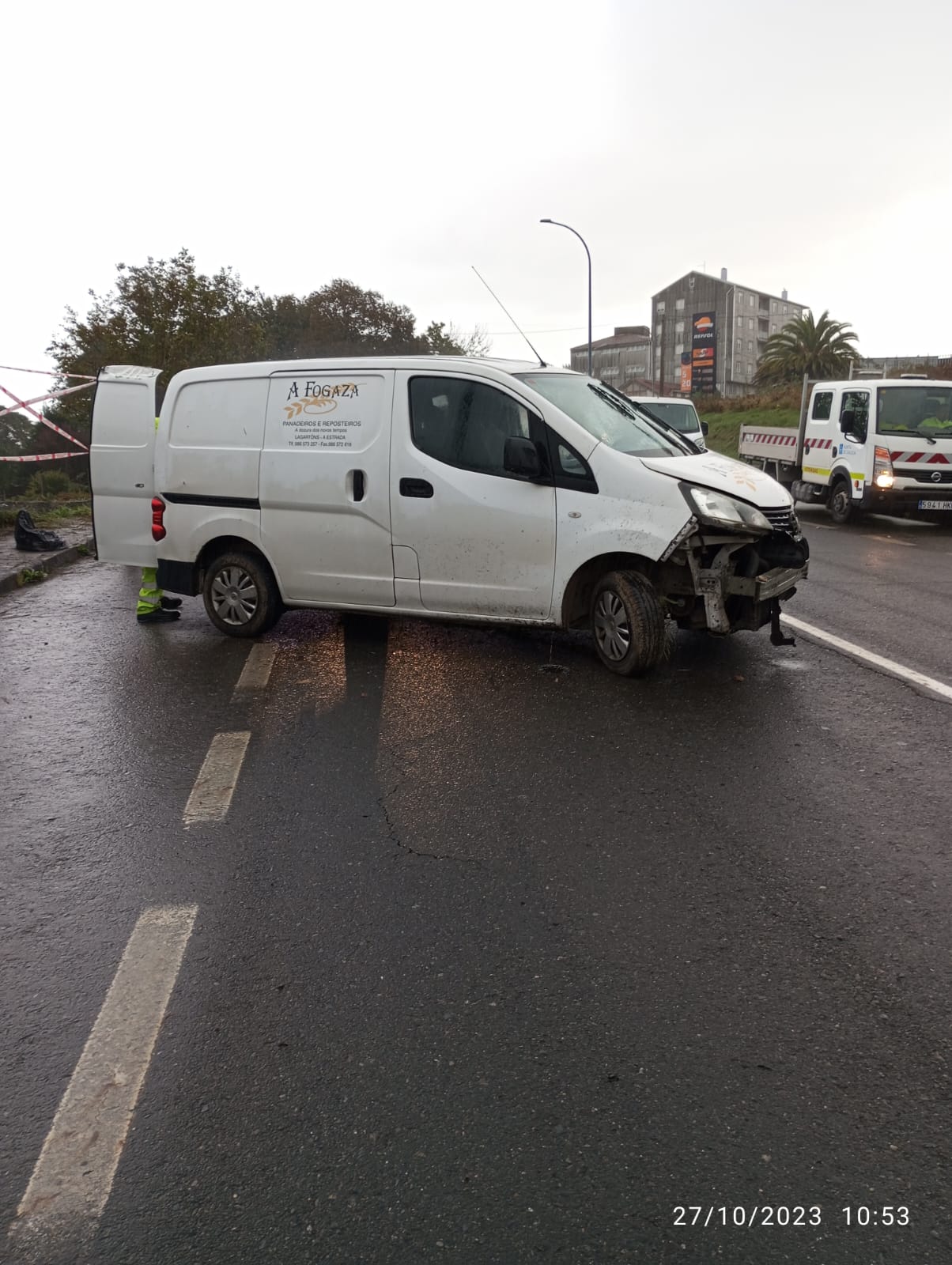 Unha ferida tras bater contra un muro na Estrada