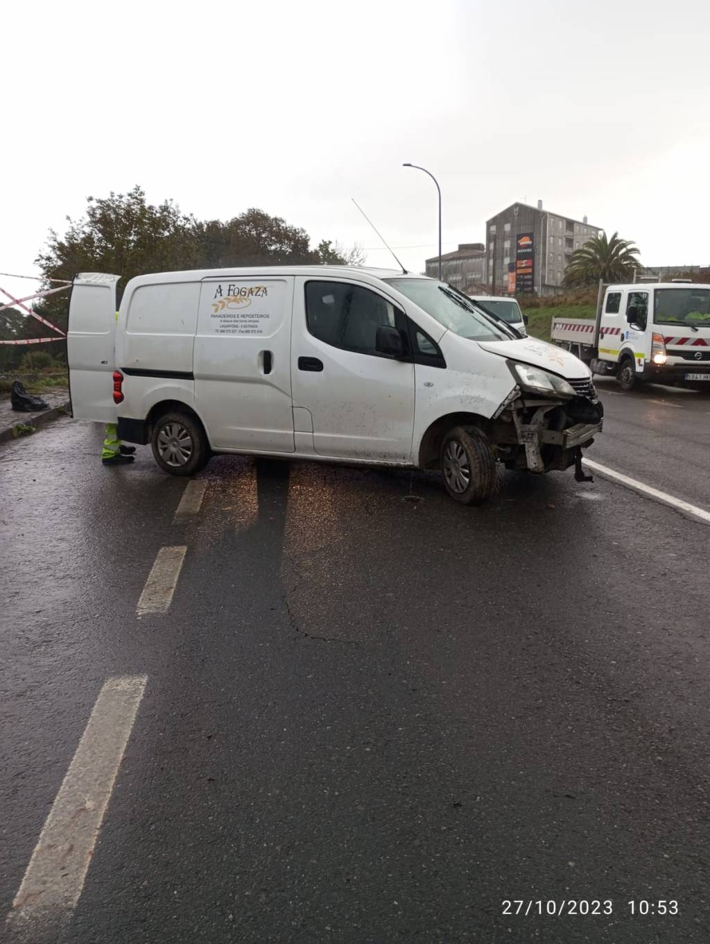 Unha ferida tras bater contra un muro na Estrada