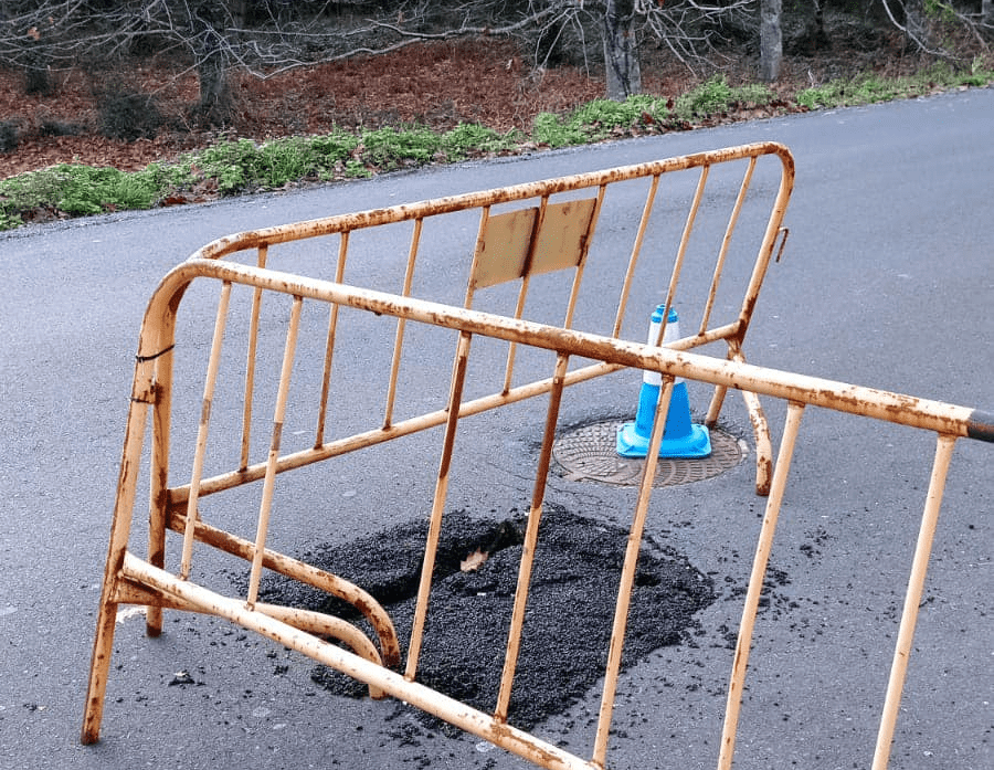 Queixas por un socavón que leva meses sen arranxar