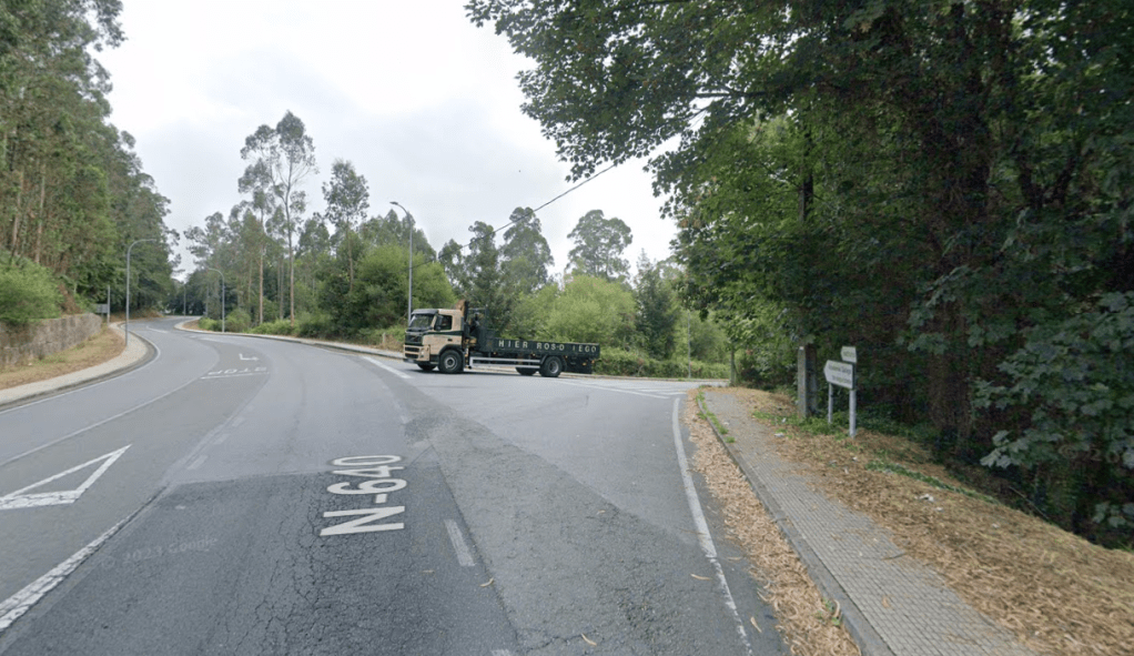 Un camión queda atascado na N-640 nas aforas da&nbsp;Estrada