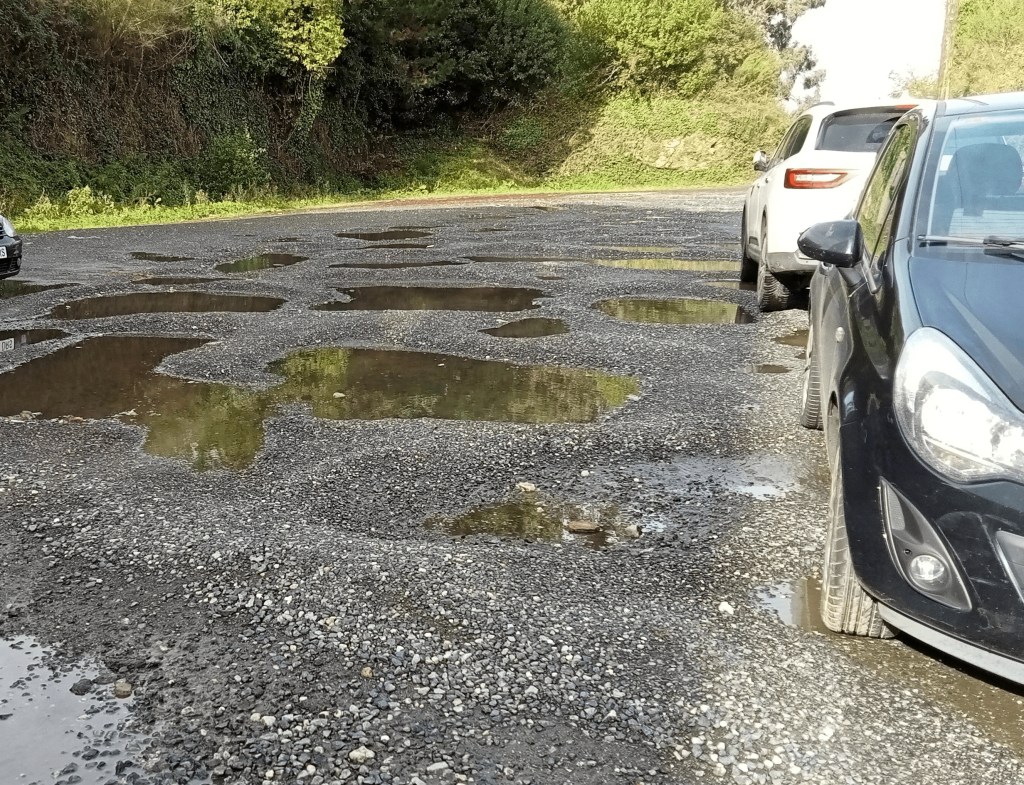 O PSOE quéixase dos problemas nos aparcadoiros e das goteiras en edificios&nbsp;públicos