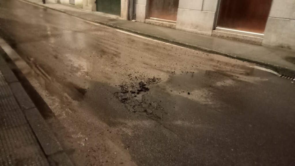 A rotura dunha tubaxe deixa sen auga a decenas de veciños