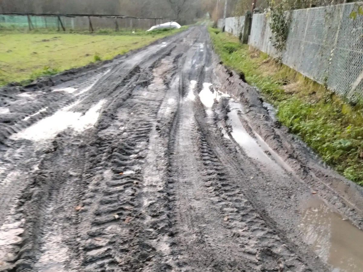 Queixas polo estado dunha pista en&nbsp;Ouzande