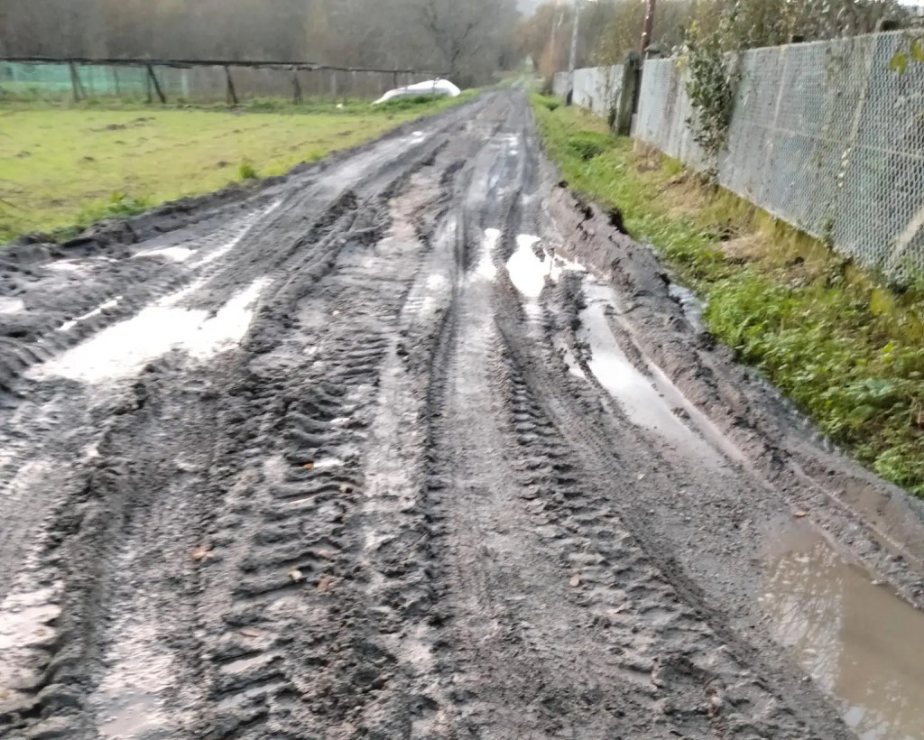 Queixas polo estado dunha pista en&nbsp;Ouzande