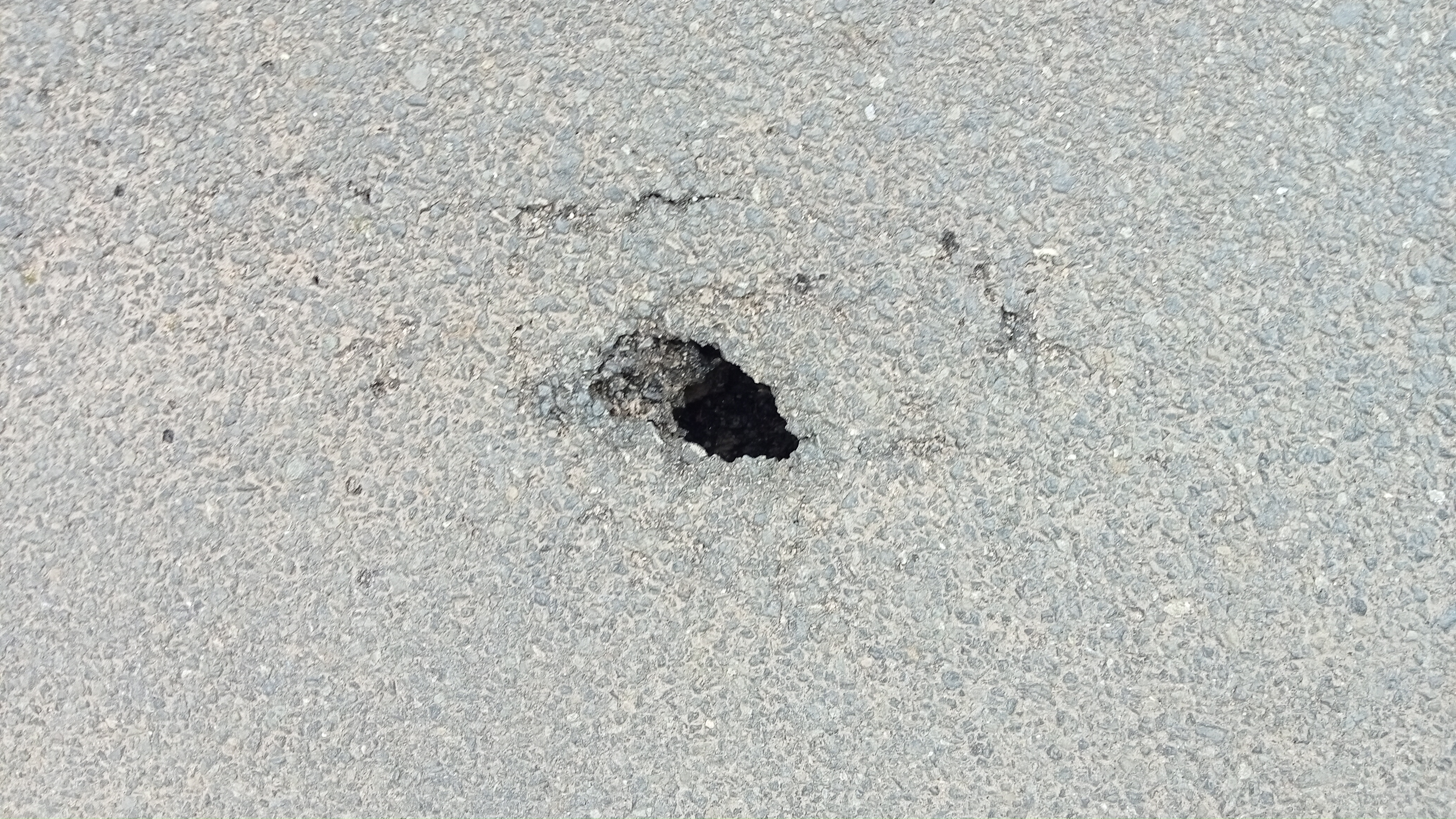 Aparece un pequeno socavón en Ouzande