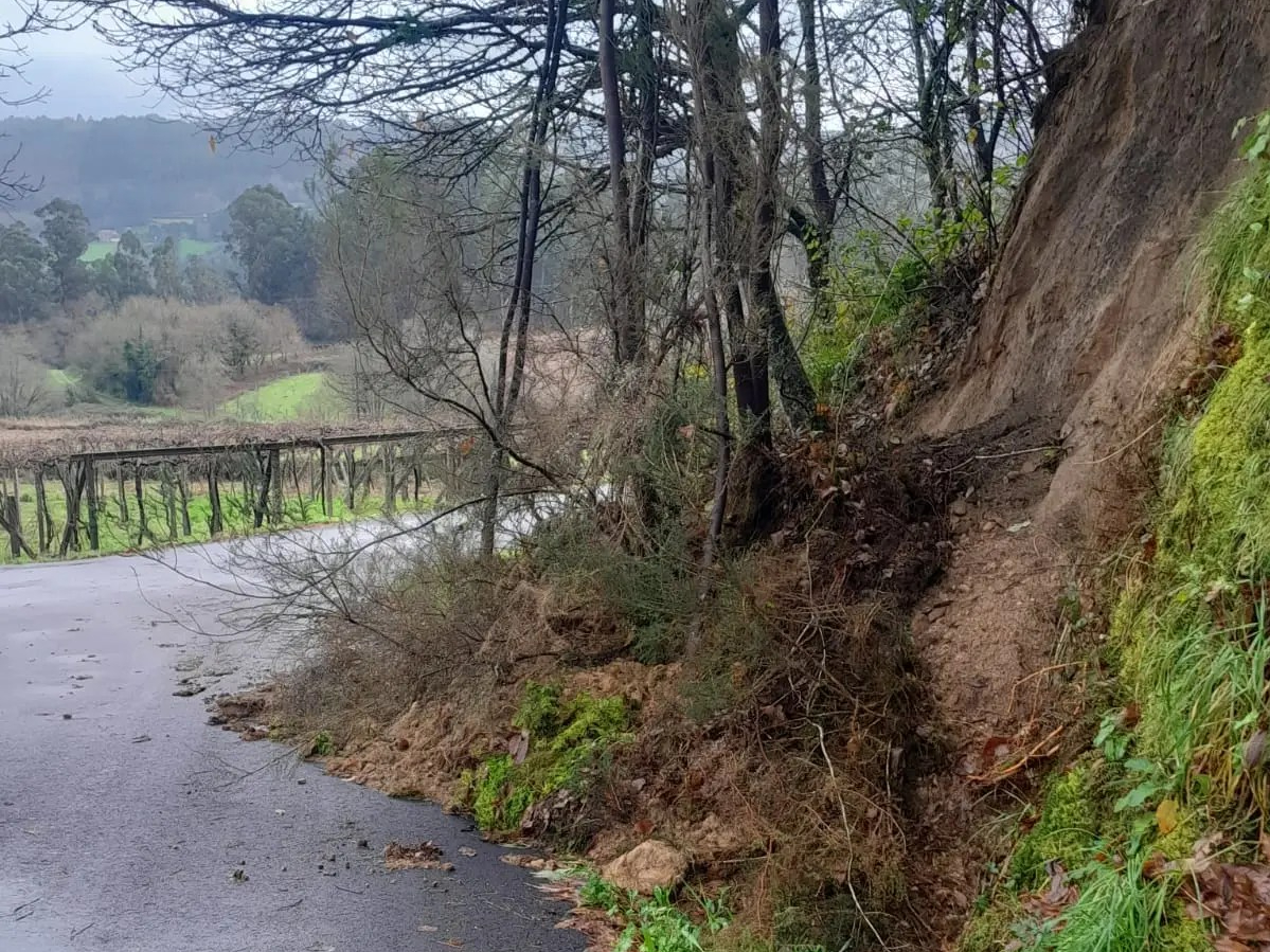 As chuvias provocan un desprendemento de terra en San Andrés de Vea