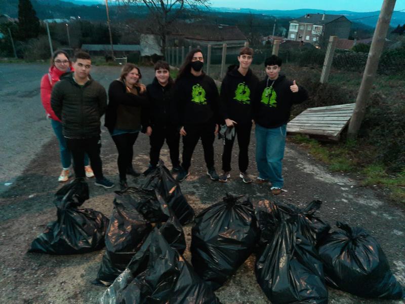 Os mozos da Estación limpan os restos do&nbsp;botellón