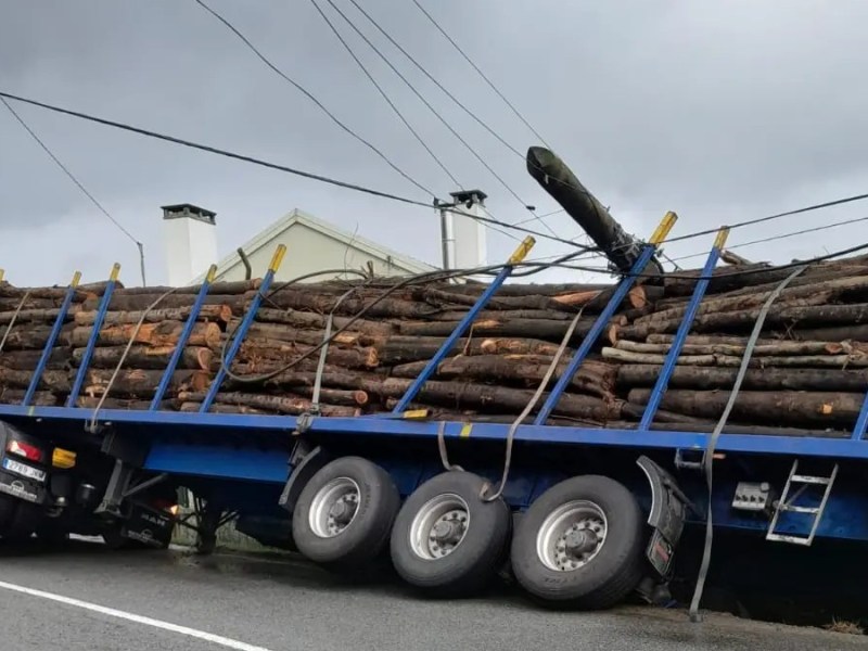 Un camión sáese da vía en San Andrés de&nbsp;Vea