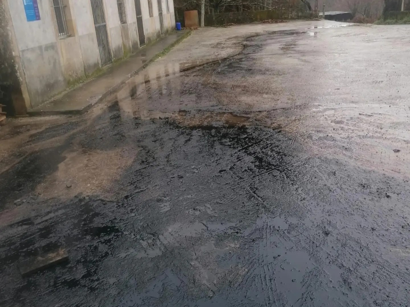 Piden que se limpe unha mancha de aceite en Tabeirós