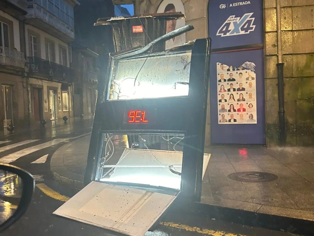 O temporal tira unha pantalla na&nbsp;Farola