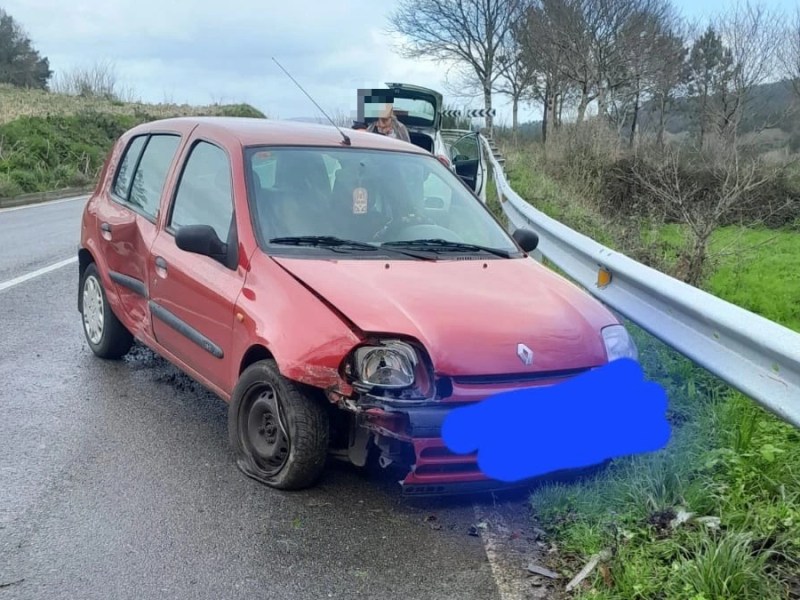 Saída de vía con dous vehículos implicados en San Andrés de&nbsp;Vea