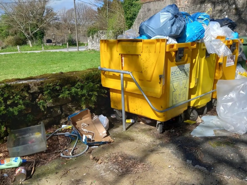 Veciños de Codeseda quéixanse da pouca frecuencia na recollida do&nbsp;lixo