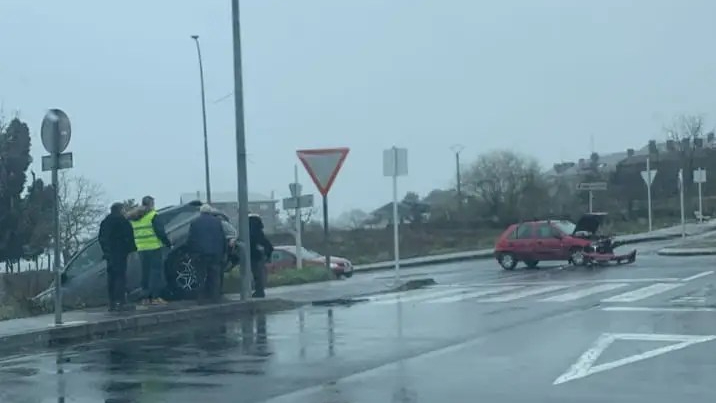 Un novo accidente na rotonda ‘do donuts’ reabre o debate sobre a súa&nbsp;seguridade