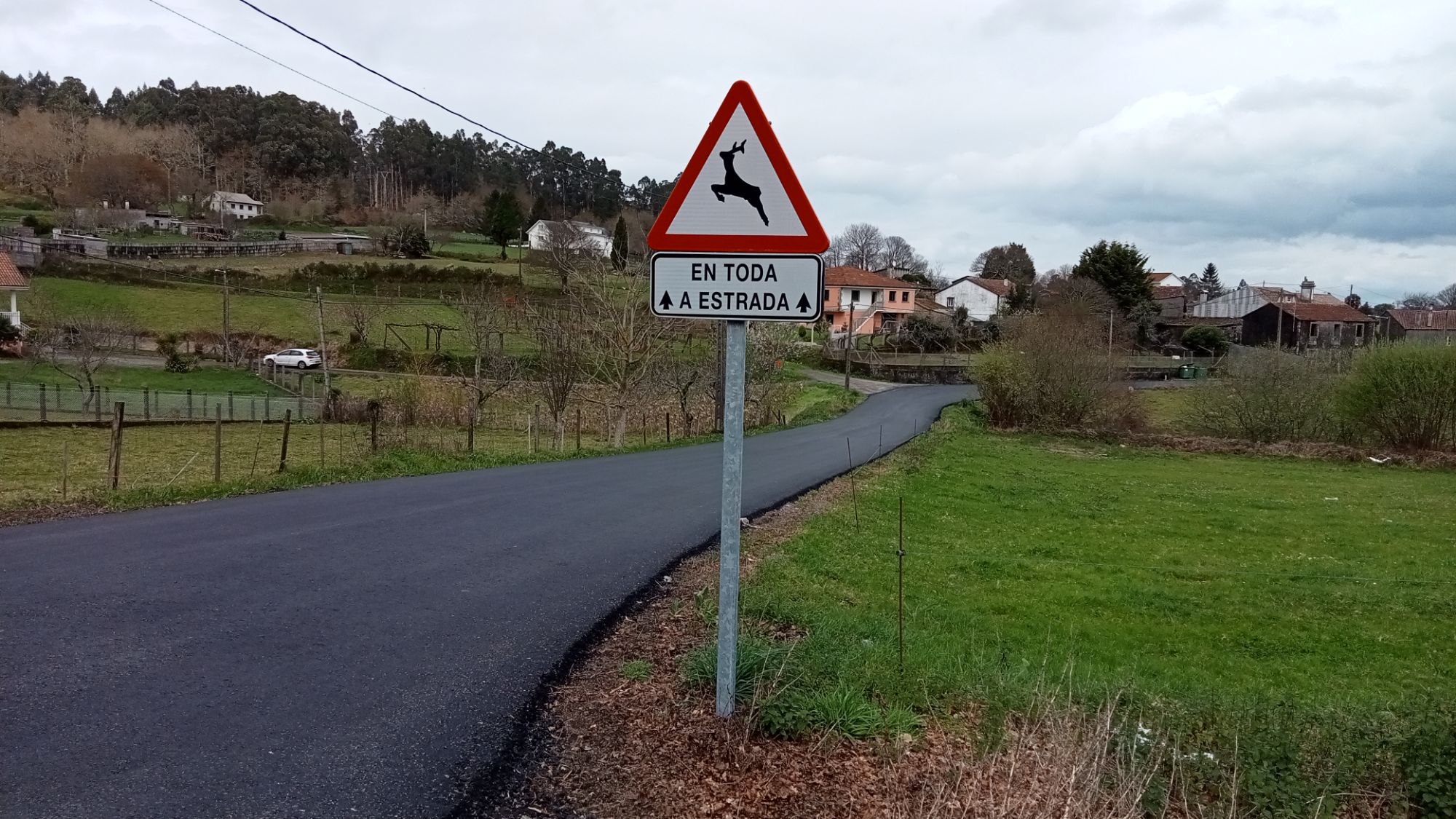 Asfaltan Pérez Viondi e a Estrada a Ouzande