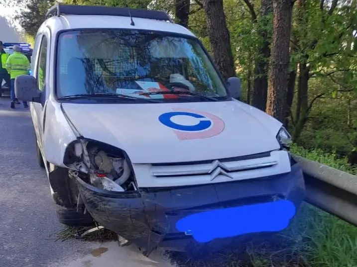 Unha saída de vía en Baloira sáldase con danos materiais