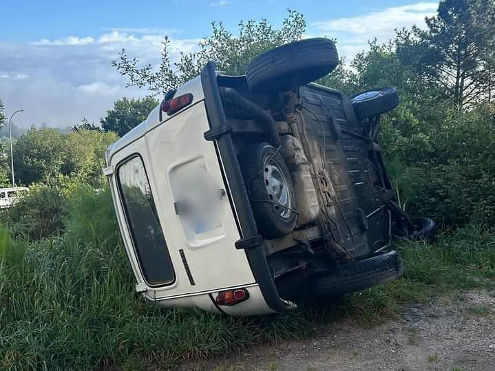 Envorcan un vehículo aparcado na&nbsp;Estrada