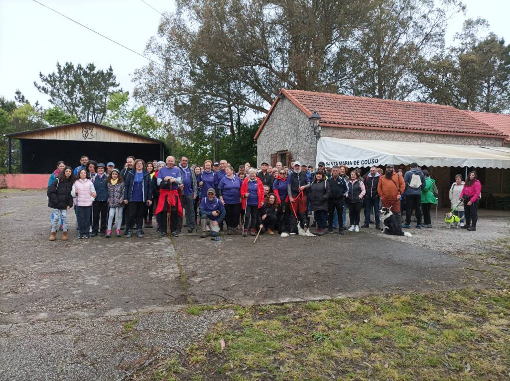 Un cento de persoas camiñando contra un&nbsp;eólico