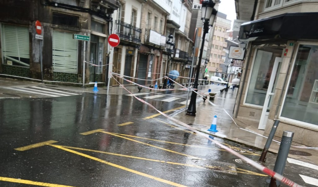 Un andamio solto obriga a cortar a Rúa&nbsp;Peregrina