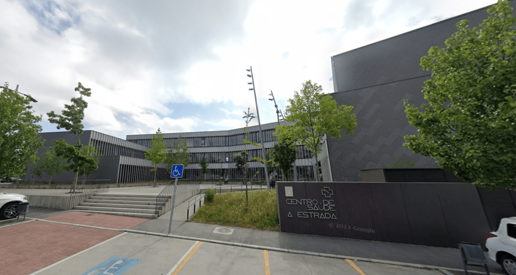 Polémica garda nas Urxencias: 45 minutos sen atender aos pacientes mentras un rapaz “subíase polas paredes” da dor que tiña