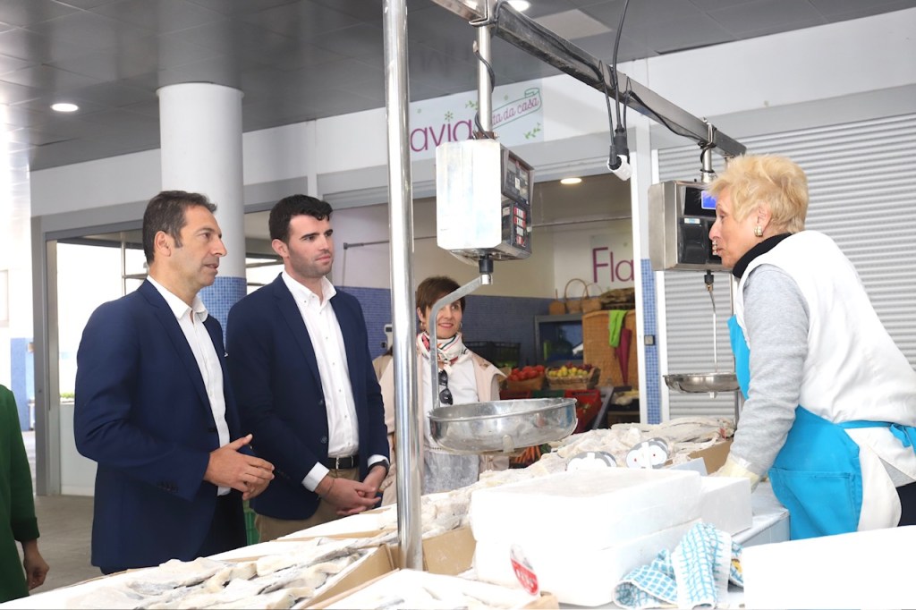 Villares destaca a labor que realizan as peixerías da&nbsp;Estrada