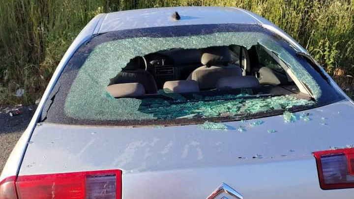 Rompen a luna dun coche aparcado na Estrada