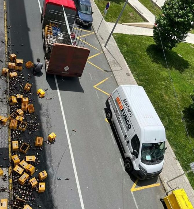 Un camión de reparto perde a carga na&nbsp;Estrada