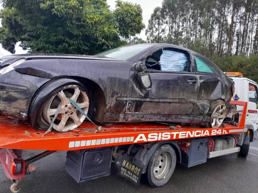 Unha muller resulta ferida tras rebentarlle a roda do coche mentras&nbsp;conducía