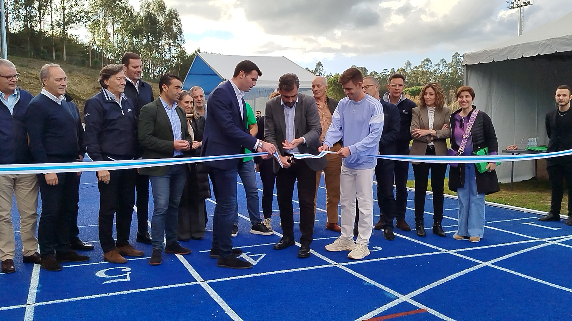 A Estrada inaugura “unha das mellores” pistas de atletismo