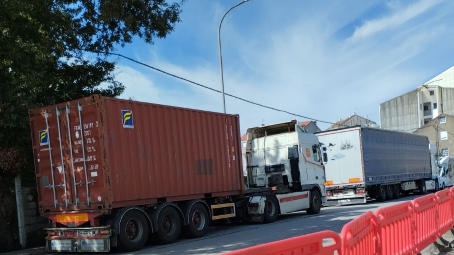 Piden solucións aos camións aparcados na contorna do Centro de Saúde