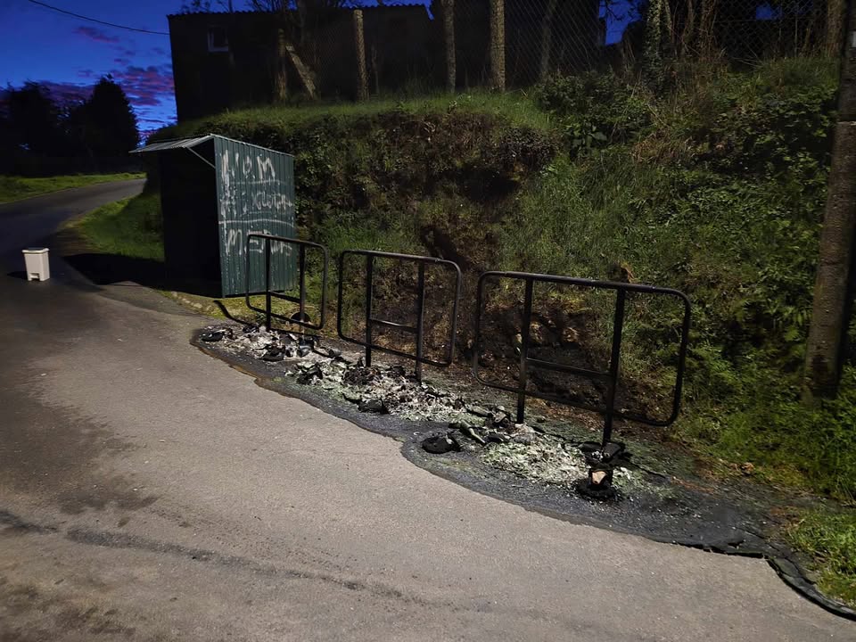 Arden varios contedores do lixo en&nbsp;Loimil