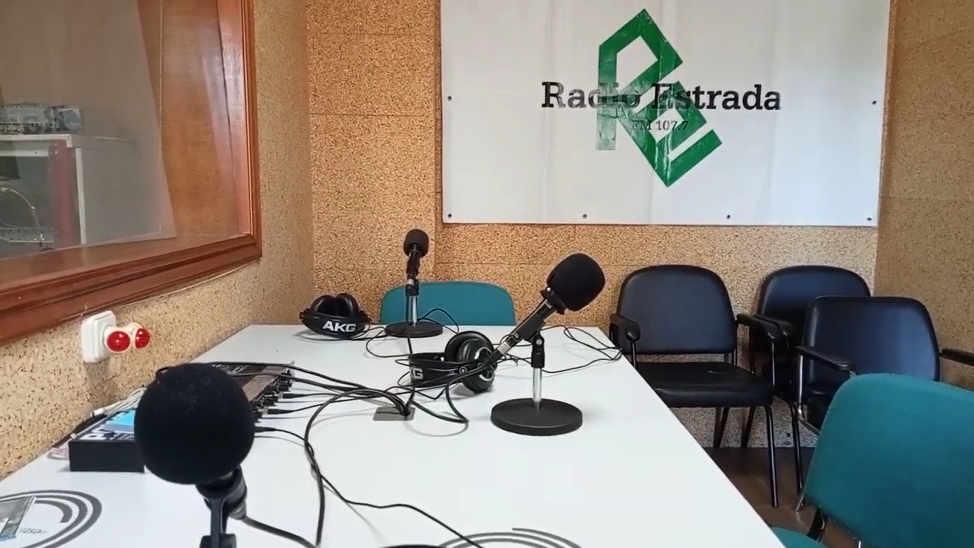 Radio Estrada vai contratar un novo locutor