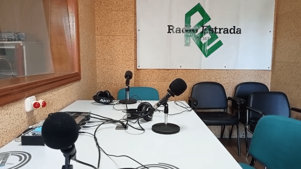 Radio Estrada vai contratar un novo&nbsp;locutor