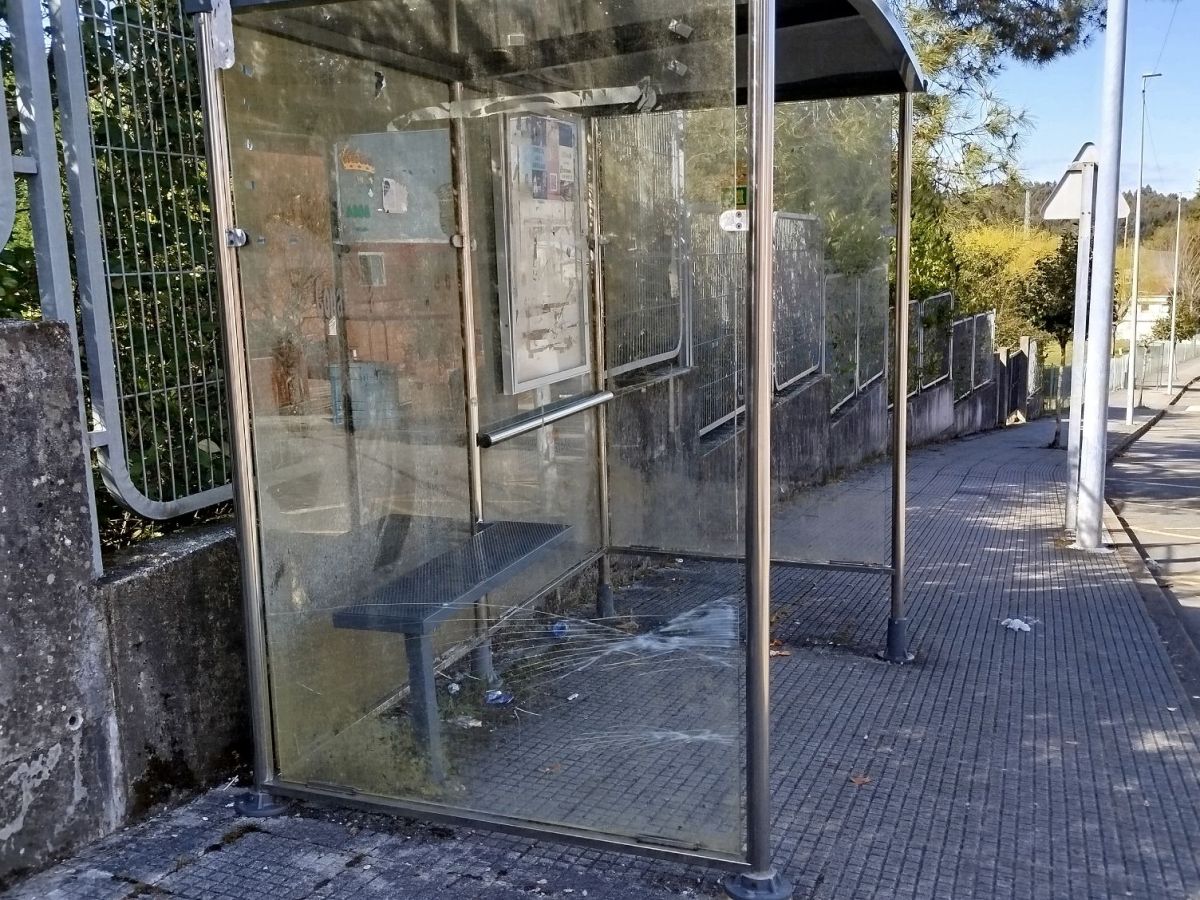 Lago e López reclaman a instalación de máis marquesiñas: “hai nenos e nenas que deben esperar á chuvia para ir á&nbsp;escola”