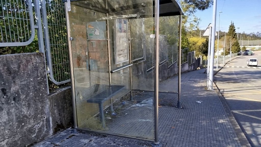 Lago reclama a instalación de marquesiñas e a mellora dos horarios dos autobuses