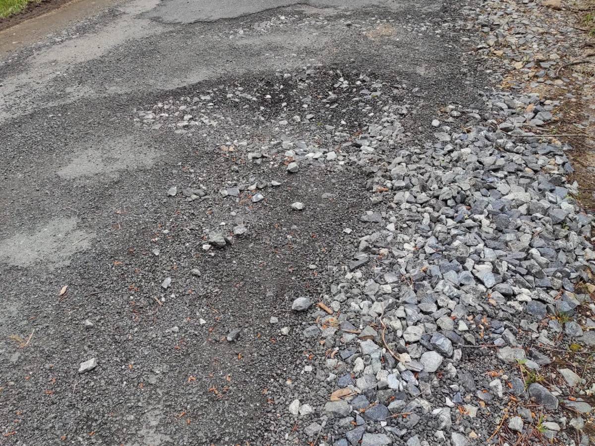 López Bueno reclama que o goberno cumpra o seu programa de asfaltados tras un 2024 “negro”