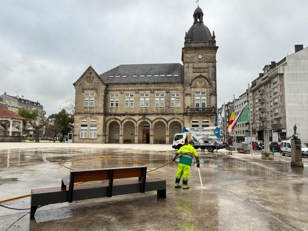 Labores de limpeza na Praza do&nbsp;Concello