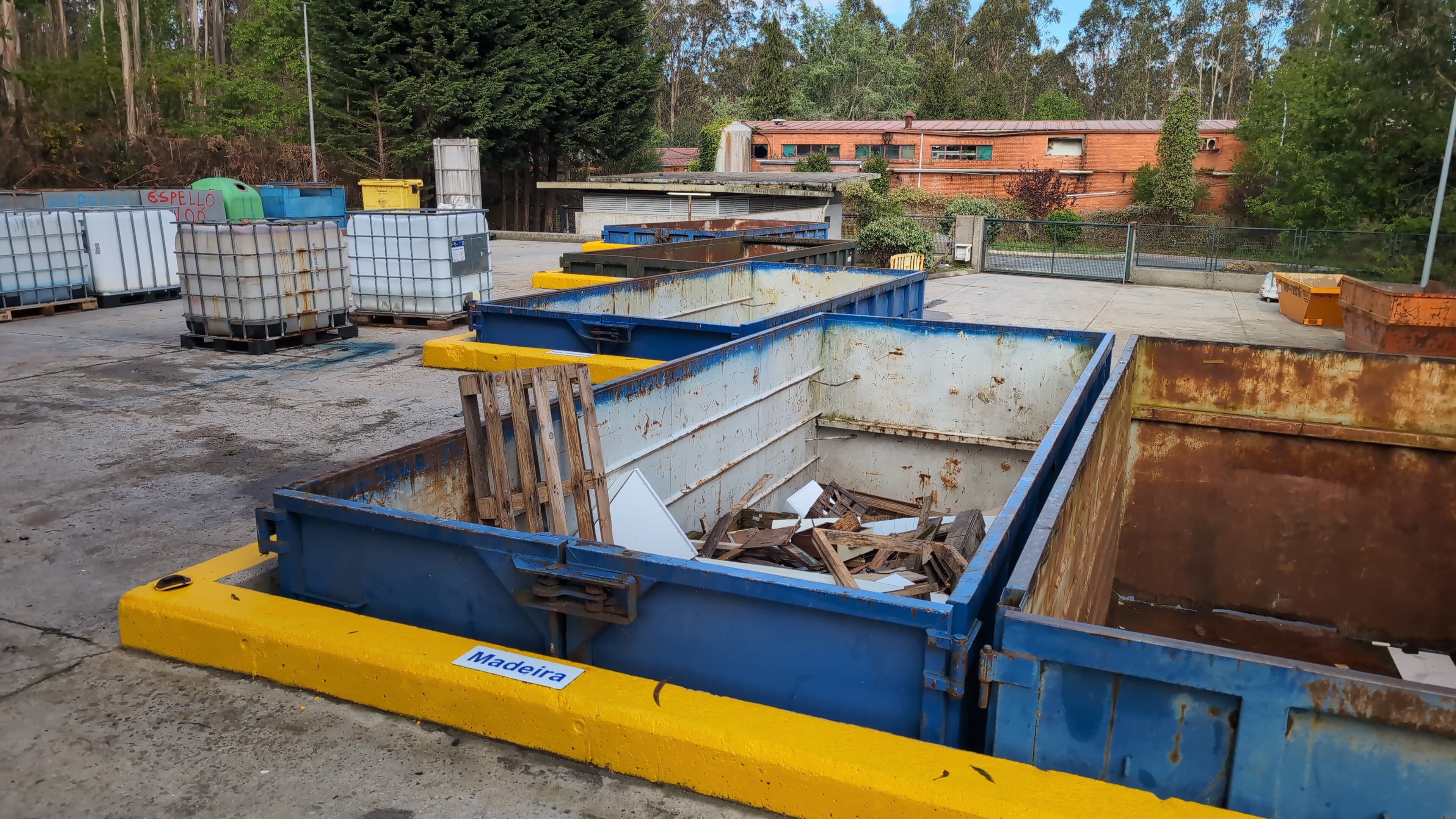 O punto limpo reabrirá este xoves con limitacións na cantidade de residuos depositados