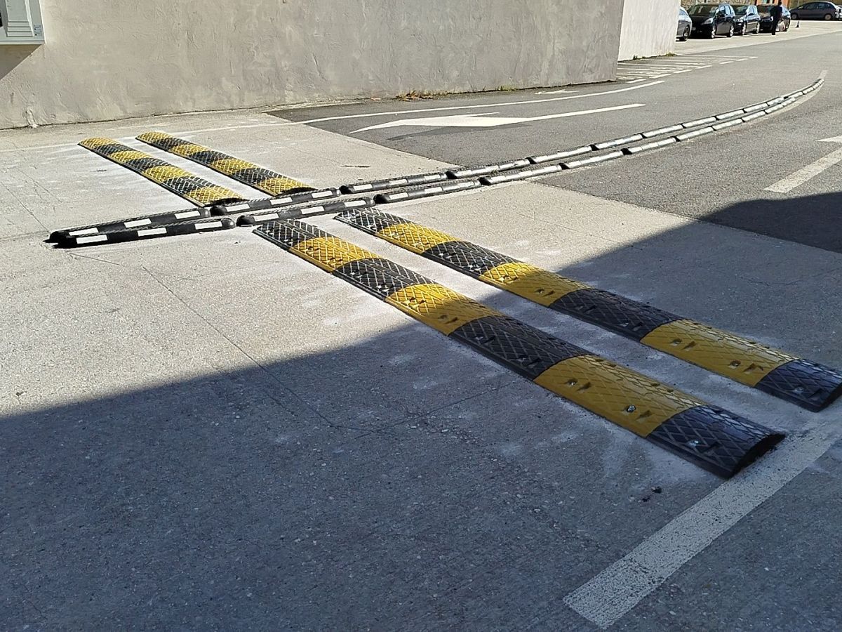 Colocan bandas de goma na saída do aparcadoiro do&nbsp;Teatro