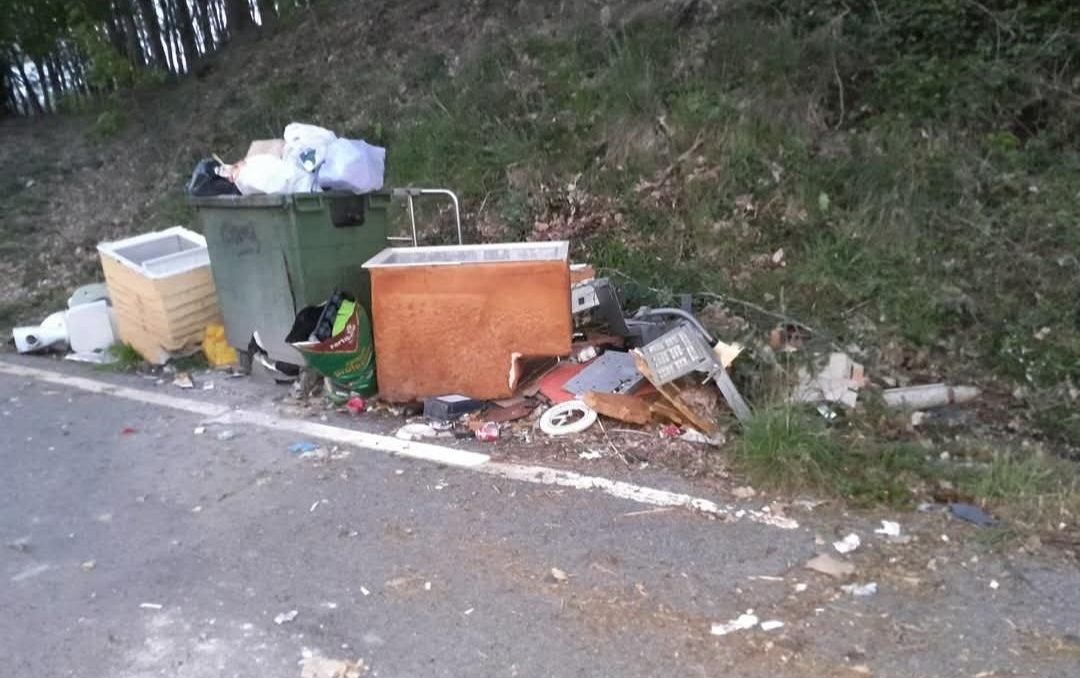 Vertedura de lixo en San Andrés de Vea