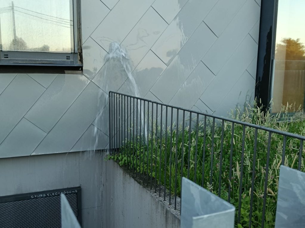 Un chorro de auga brota detrás do Centro de Saúde