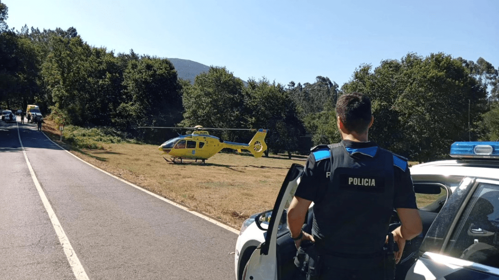 Trasladan en helicóptero un gandeiro que foi corneado por un boi en Cuntis