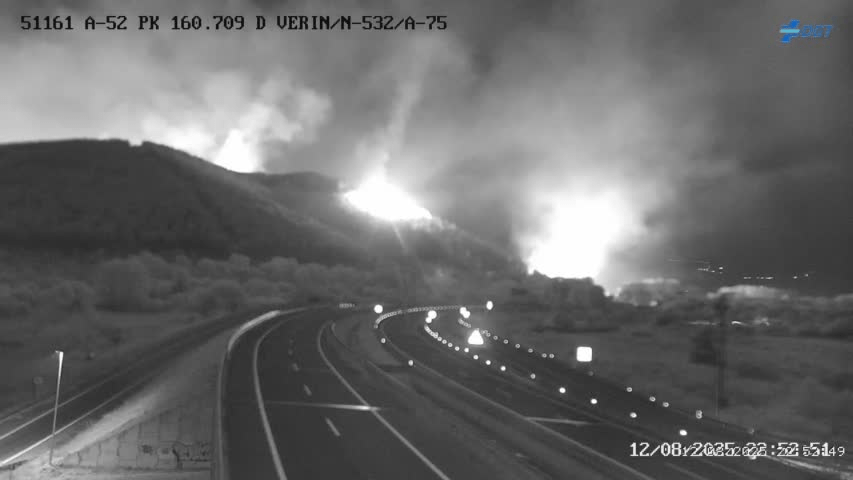 Horas críticas en Galicia: estradas pechadas ao tráfico, catro bombeiros feridos e lumes preto das casas