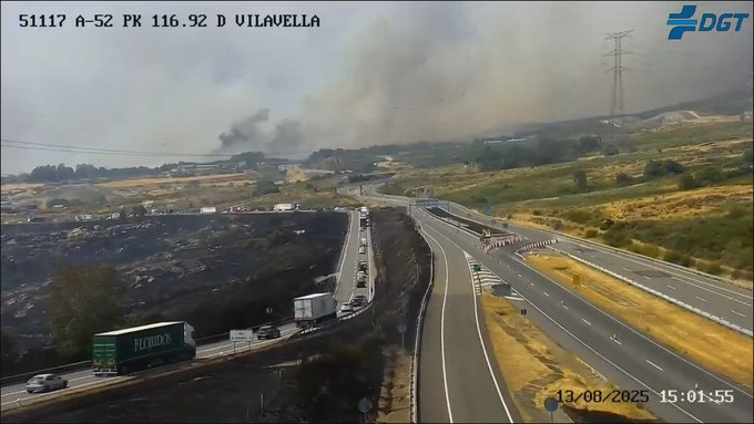 Os lumes non dan respiro en Galicia: casas queimadas, outro brigadista evacuado e varios núcleos confinados